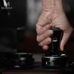 تمپر قهوه موونا الکترونیکی شیاردار با نمایشگر فشار دیجیتال سایز 58 میلیمتر - Image 4